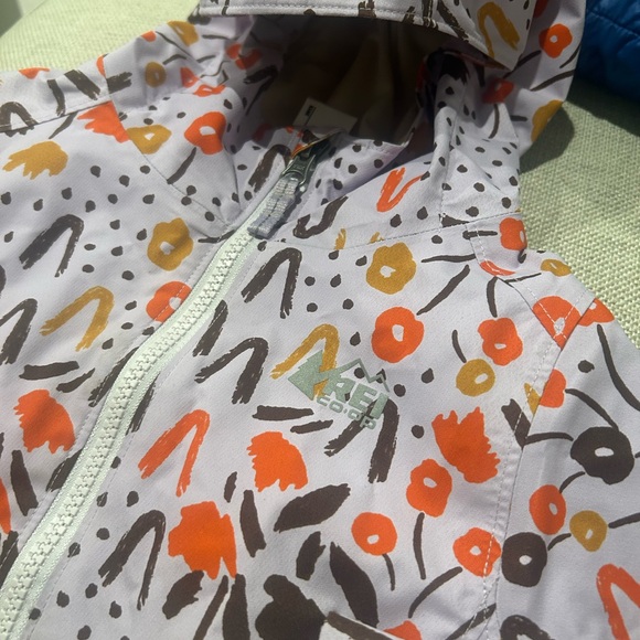 REI hooded rain jacket floral size 4/5 - Picture 2 of 6
